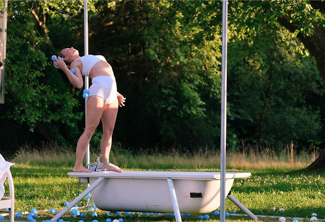 danseuse art de rue baignoire
